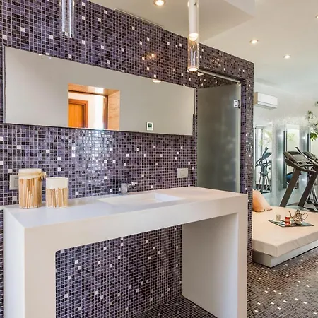 With Sea Views, Pool, Spa, Gym, Cinema & Proaudio - Homeforguest Villa