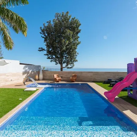 With Sea Views, Pool, Spa, Gym, Cinema & Proaudio - Homeforguest