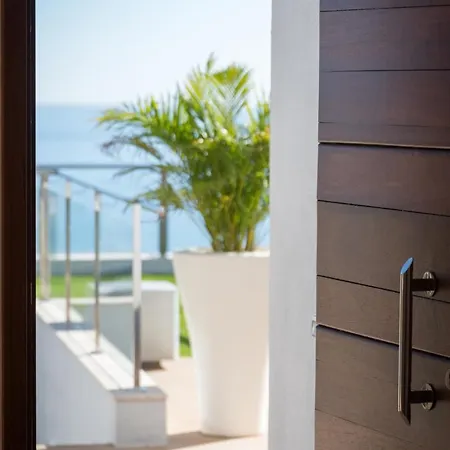 With Sea Views, Pool, Spa, Gym, Cinema & Proaudio - Homeforguest