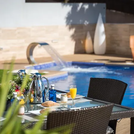 With Sea Views, Pool, Spa, Gym, Cinema & Proaudio - Homeforguest