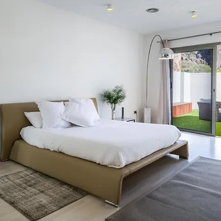 Villa With Sea Views, Pool, Spa, Gym, Cinema & Proaudio - Homeforguest