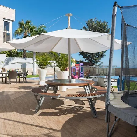 With Sea Views, Pool, Spa, Gym, Cinema & Proaudio - Homeforguest