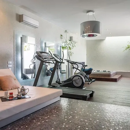 With Sea Views, Pool, Spa, Gym, Cinema & Proaudio - Homeforguest