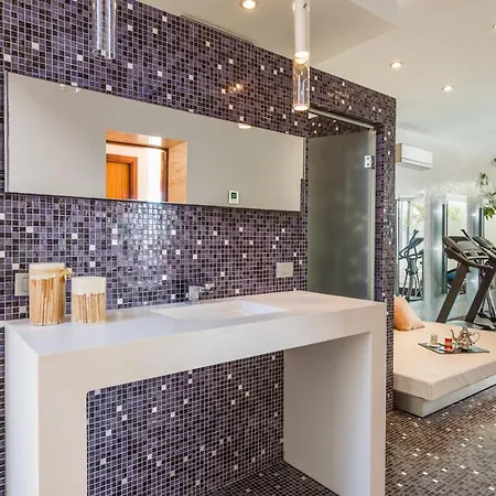 With Sea Views, Pool, Spa, Gym, Cinema & Proaudio - Homeforguest Villa